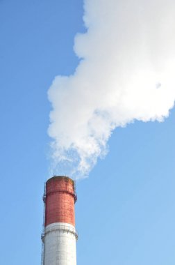 Fabrika borudan duman. Aslında, duman elektrik filtrelerinden geçer ve boru, buhar gibi daha fazla temizlendikten sonra bırakır. Rusya. Sibirya.