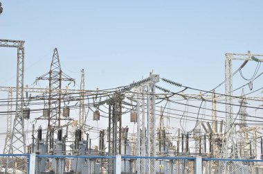 Yüksek voltajlı Transformatörler ve güç hattınızın desteklediği. Mavi gökyüzü bulutlar olmadan. Rusya. Sibirya. Güç istasyonu.