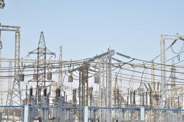 Yüksek voltajlı Transformatörler ve güç hattınızın desteklediği. Mavi gökyüzü bulutlar olmadan. Rusya. Sibirya. Güç istasyonu.