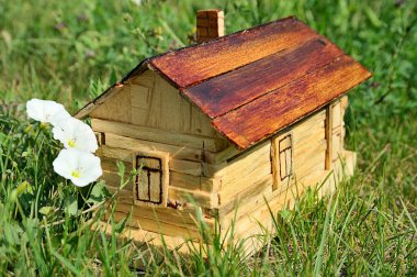 Oğlum (8 yaşında) tarafından yapılan küçük bir ahşap ev. Ek izinleri gerekli değildir