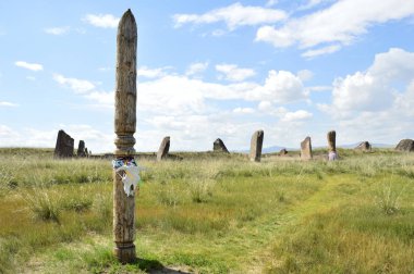 Tören için mekan. Salbykskiy tepeciği. Hakass bozkırında antik taşlar. Khakass Stonehenge. Zengin bir Asyalı 'nın en eski mezarı. - Rusya. Khakassia