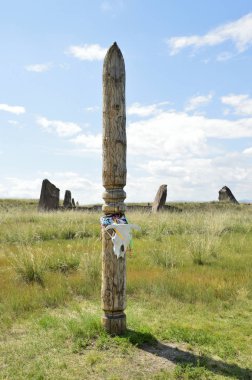 Tören için mekan. Salbykskiy tepeciği. Hakass bozkırında antik taşlar. Khakass Stonehenge. Zengin bir Asyalı 'nın en eski mezarı. - Rusya. Khakassia