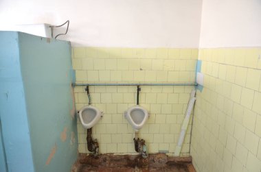 erkekler tuvaleti bir büyük, zengin, kurumsal üretim yönetiminde iç. Rusya, Sibirya. Yıkım. Yoksulluk.