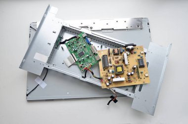 sıvı kristal ekran (Lcd) beyaz arka plan üzerinde demonte. Elektron komponentler ve baskılı devre kartları