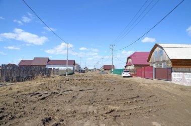  Bu fotoğrafta sıradan bir kasabada Rusya'da her zamanki köy sokak yollar durumunu görebilirsiniz.