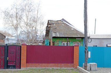 Yarım bir köy evi. Bu durumda bile, insanlar evde yaşıyor. Rusya. Sibirya. Köyü