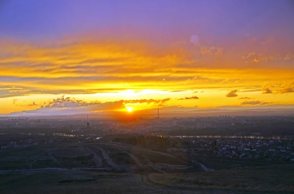 Яркий Восход Солнца Над Провинциальным Городом — стоковое фото