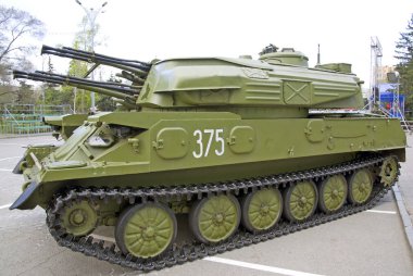 Rus askeri teçhizat yakın çekim. Şehirde. Huzurlu zaman. Uçaksavar sistemi
