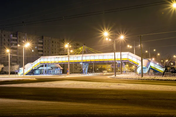 Перехід Через Пішохідну Смугу Проходить Над Шосе Ніч Вінтер Росія — стокове фото