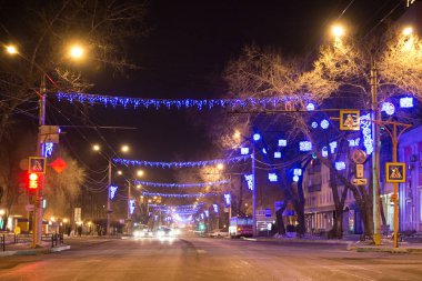 Abakan, Rusya 01 / 06 / 2020: Yeni yıl için dekore edilmiş bir Sibirya kentinin merkezindeki kavşak. - Rusya. Kış. Abakan. Sibirya