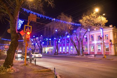 Abakan, Rusya 01 / 06 / 2020: Yeni yıl için dekore edilmiş bir Sibirya kentinin merkezindeki kavşak. - Rusya. Kış. Abakan. Sibirya