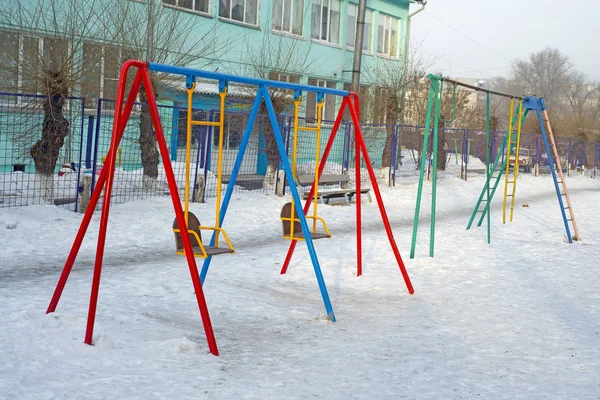 Balanço Infantil Parque Infantil Pátio Comum Prédio Apartamentos Rússia Inverno — Fotografia de Stock