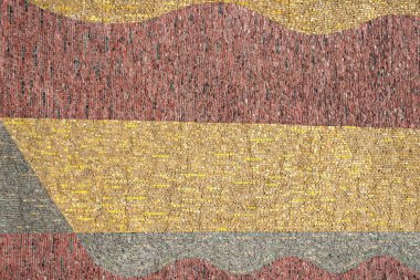 Orijinal arka planı çok renkli cam parçalarından yapılmış. Mozaik