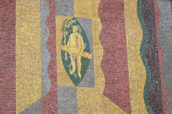 Egy Hangszeres Férfi Alakja Kis Üvegdarabokból Készült Mozaik Épület Homlokzatán — Stock Fotó
