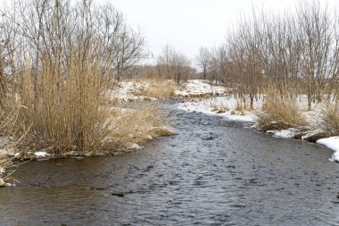 Sığ, hızlı, kışın çözülmüş nehir. Kar ilkbahar nehirlerini eritir.