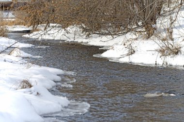 Sığ, hızlı, kışın çözülmüş nehir. Kar ilkbahar nehirlerini eritir.
