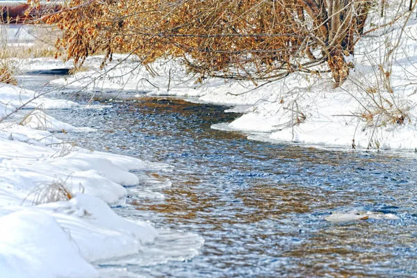 Flacher Schneller Nicht Gefrorener Fluss Winter Schnee Lässt Frühlingsbäche Schmelzen — Stockfoto