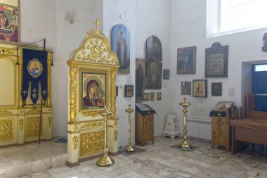 Küçük bir il kilise, iç dekorasyon iç. Simgeler, dualar. Rusya