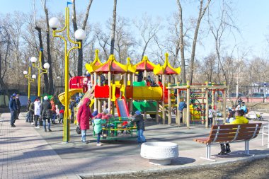 Rusya. Abakan. Çocuklar, Belediye parkında, çocuk kasabasında oynayabilirler. İlkbahar 2019.