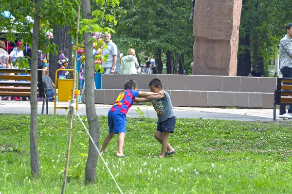 Abakan Russia 2019 Teenagers Wrestling Grass Park — Stock Photo, Image