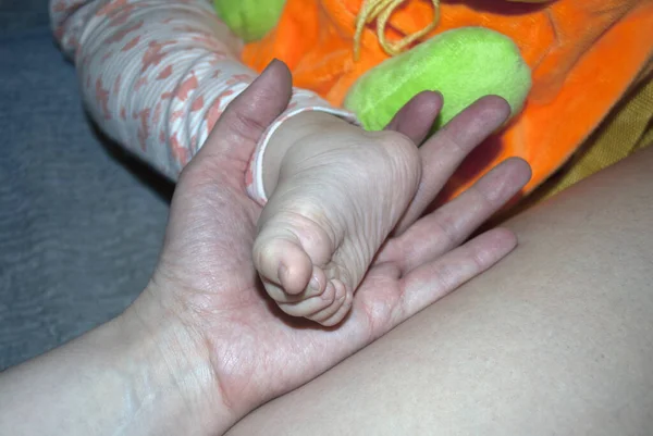 Liten Babyfot Kvinnlig Handflata Hemma — Stockfoto