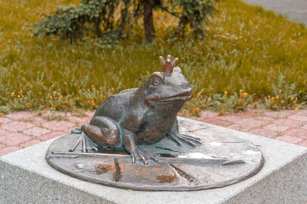 俄罗斯阿巴坎 青铜纪念碑青蛙公主童话故事人物 — 图库照片