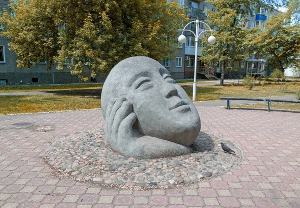 Abakan Rússia 2020 Escultura Sonhador Cabeça Homem Oriental Palma Mão — Fotografia de Stock