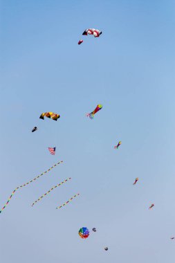 Renkli uçurtma mavi gökyüzü karşı gökyüzünde uçan