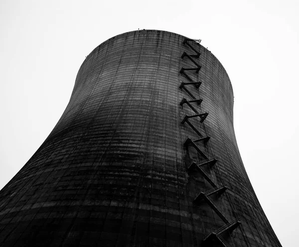 Torre de enfriamiento del reactor nuclear tomada en blanco y negro — Foto de Stock