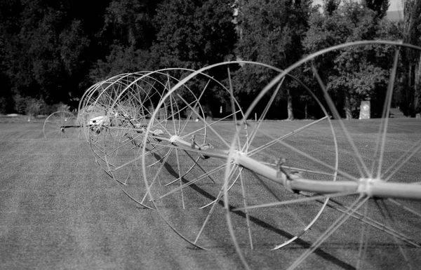 Rodas de irrigação campo de golfe em preto e branco — Fotografia de Stock