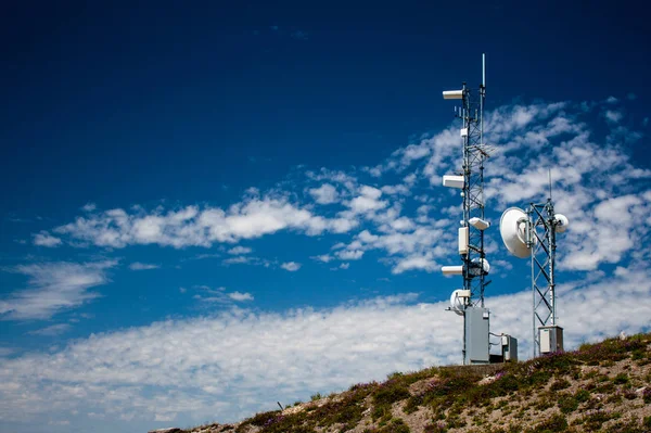Montanha estação meteorológica superior com um céu azul — Fotografia de Stock