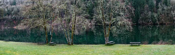 Panorama de una zona de picnic cerca de un lago — Foto de Stock