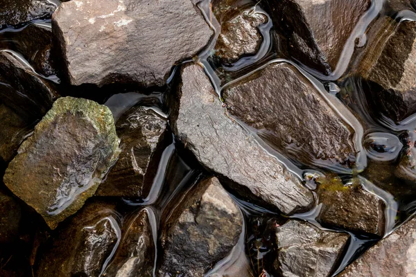 在站立的水中被粉碎的岩石 — 图库照片