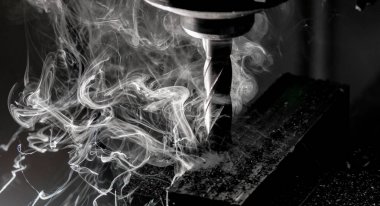 Bridgeport Cnc son değirmen sac talaşlı cips ve yoğun duman ile bir yığın bitirme
