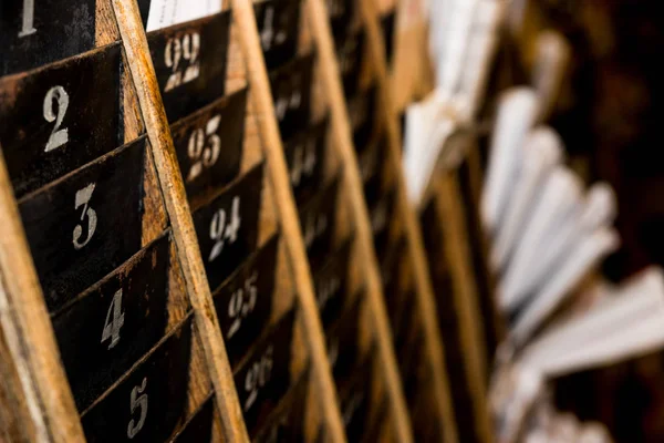 Genummerd van oude en vervaagde time klok punch muur kaartenhouder — Stockfoto