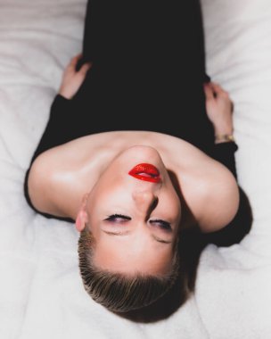 Klasik zamansız zarif model. Renkli klasik çekim için poz veriyor.