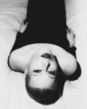 Klasik zamansız zarif model siyah-beyaz klasik çekim için poz veriyor.