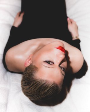 Klasik zamansız zarif model. Renkli klasik çekim için poz veriyor.