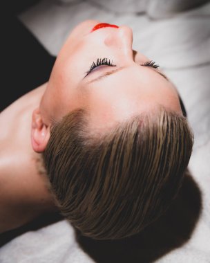 Klasik zamansız zarif model. Renkli klasik çekim için poz veriyor.