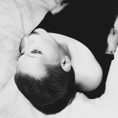 Klasik zamansız zarif model siyah-beyaz klasik çekim için poz veriyor.