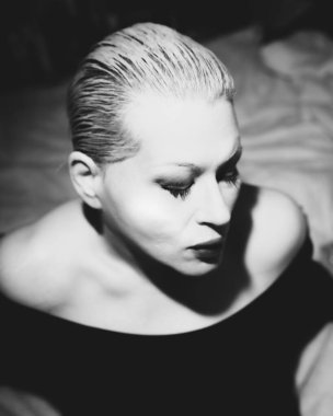 Klasik zamansız zarif model siyah-beyaz klasik çekim için poz veriyor.