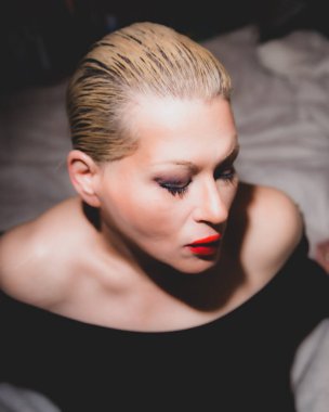 Klasik zamansız zarif model. Renkli klasik çekim için poz veriyor.