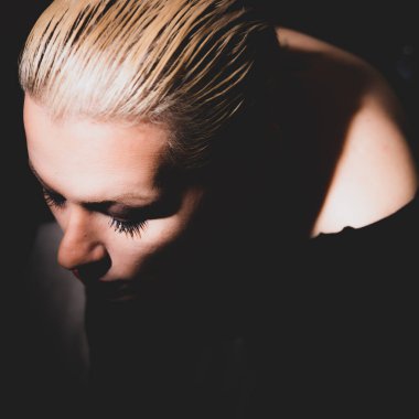 Klasik zamansız zarif model. Renkli klasik çekim için poz veriyor.