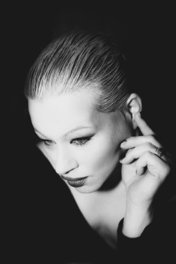 Klasik zamansız zarif model siyah-beyaz klasik çekim için poz veriyor.