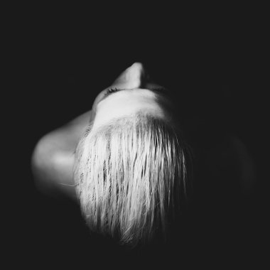 Klasik zamansız zarif model siyah-beyaz klasik çekim için poz veriyor.