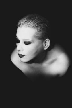 Klasik zamansız zarif model siyah-beyaz klasik çekim için poz veriyor.