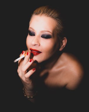 Klasik zamansız zarif model. Renkli klasik çekim için poz veriyor.