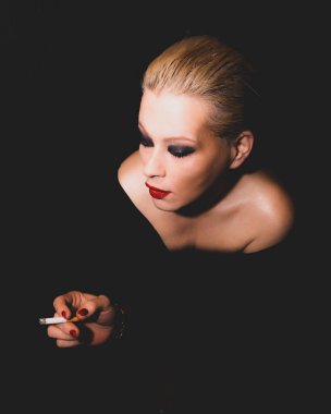 Klasik zamansız zarif model. Renkli klasik çekim için poz veriyor.