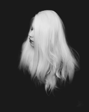 Klasik Eski Hollywood zamansız güzel modeli izole edilmiş siyah arka planda