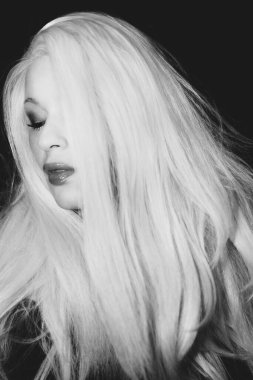 Klasik Eski Hollywood zamansız güzel modeli izole edilmiş siyah arka planda